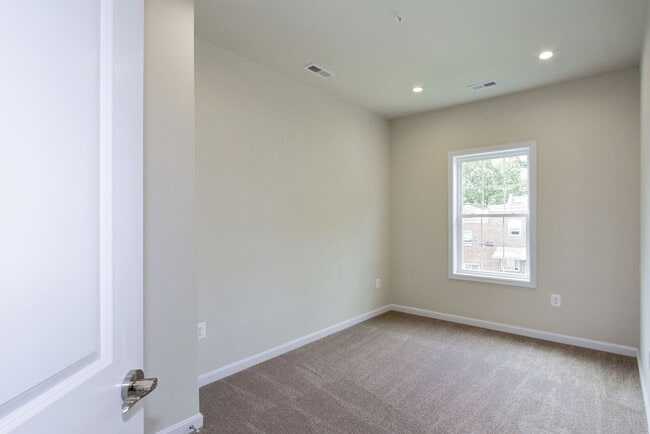 Building Photo - Gorgeous and Spacious Renovated 4br/3.5ba ...
