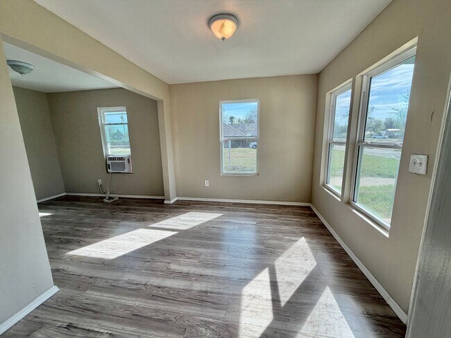 Building Photo - 2 bed cute home