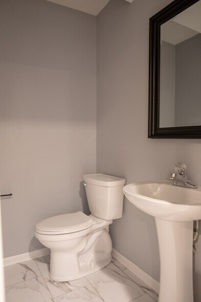 Building Photo - 928 NE Kamies Ln