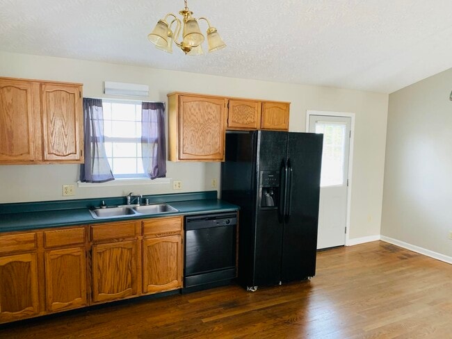 Building Photo - 112 Hunter Ridge Dr