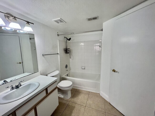 Building Photo - 2200 Key W Ct
