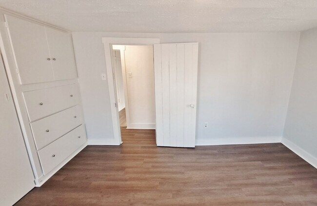 Building Photo - 516 Main St