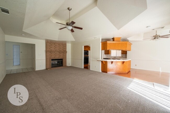 Building Photo - North West Fresno Home, 3BR/2BA, 1878sf, NEW CARPET - Lots of Amenities!