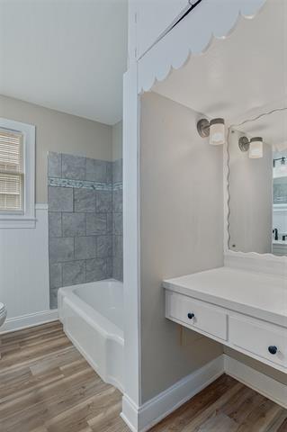 Building Photo - 653 College St