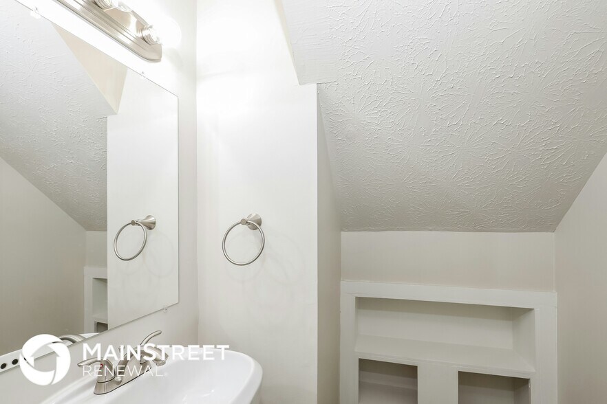 Building Photo - 2149 Logan Dr