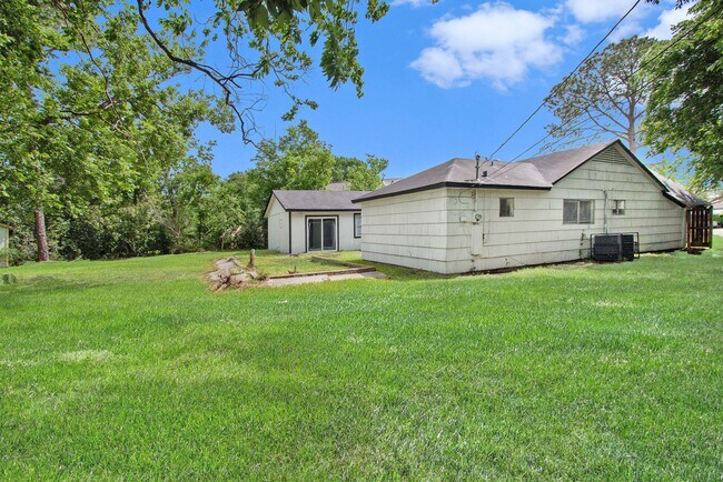 Building Photo - 10906 Panay Dr