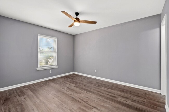 Building Photo - Charming 3Bed/2Ba Duplex Unit Convenient t...