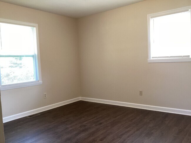 Building Photo - Lovely 3-Bedroom, 2-Bathroom Ranch