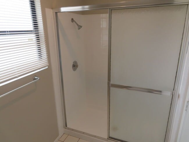 Building Photo - Renovated 2 Bed 2 1/2 Bath Condo with Atta...