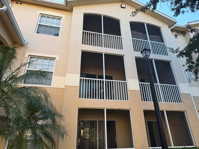 Building Photo - 2/2 Condo for Rent in Fort Myers