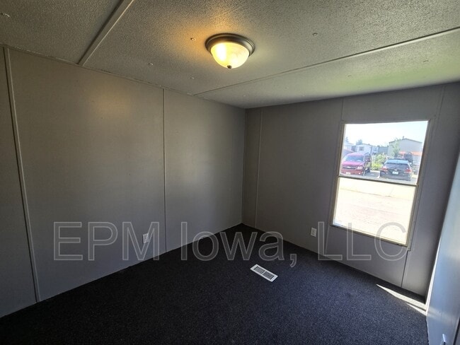 Building Photo - 700 W Ridgeway Ave