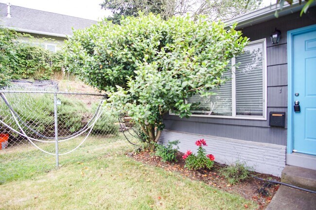 Building Photo - Updated Vintage 2Bed Courtyard Flat w/ AC & DW by Mt. Tabor!