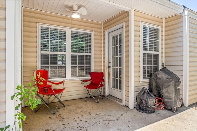 Building Photo - 2056 Sylvan Lake Dr