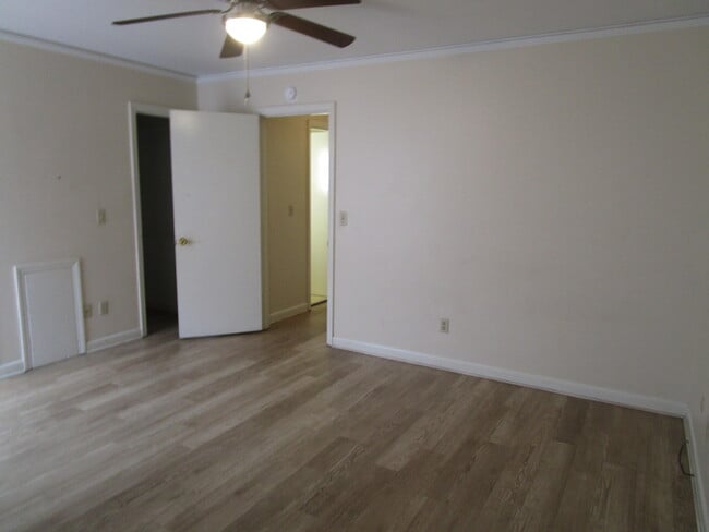 Building Photo - 111 Willow Dr