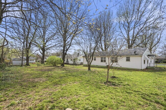 Building Photo - 1736 N Kentwood Ave