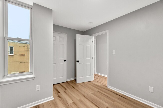 Building Photo - 2526 E Fayette St