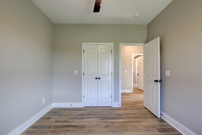 Building Photo - 102 Riverbend Dr