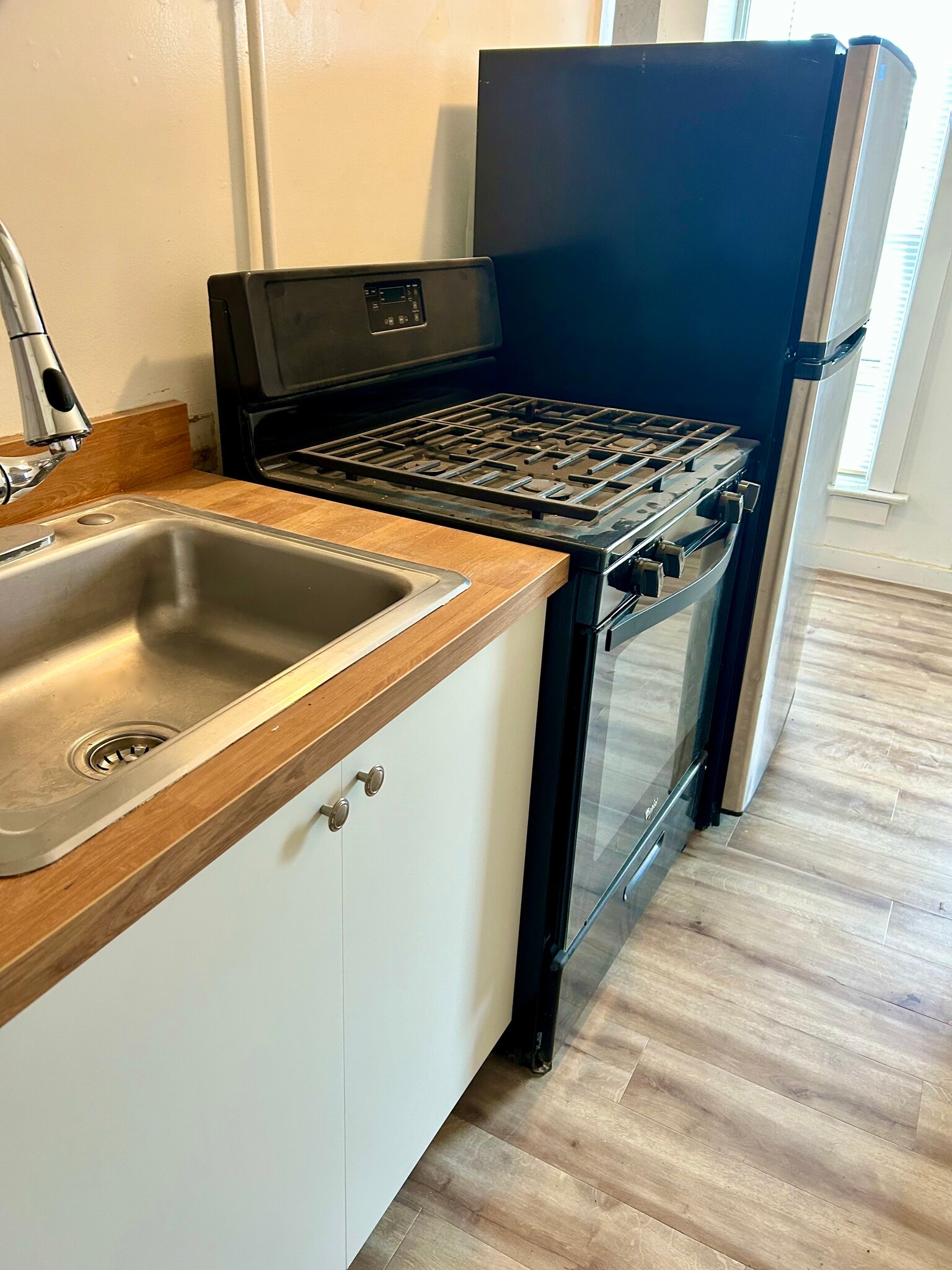 Building Photo - 323 1st Ave S