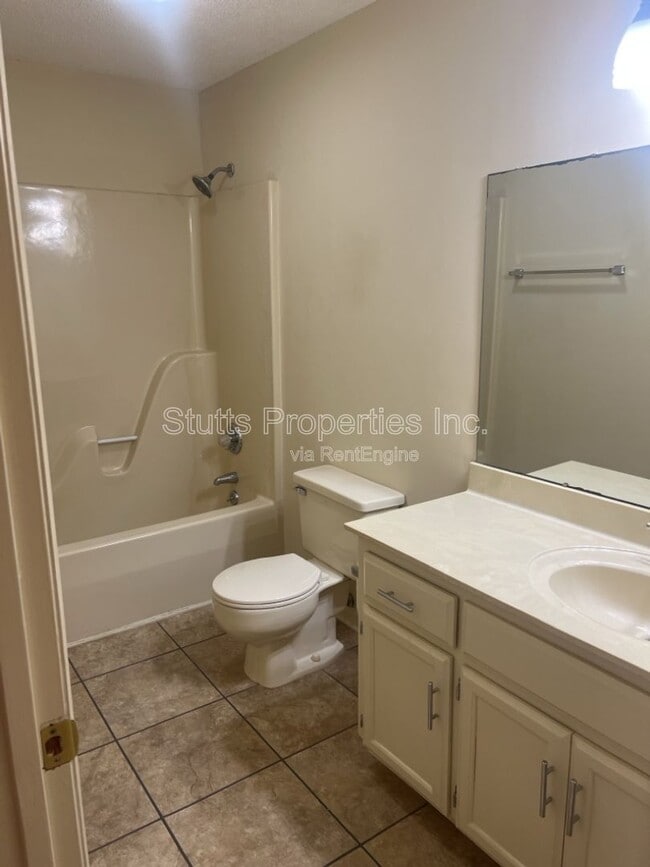 Building Photo - 253 Woodcastle Dr