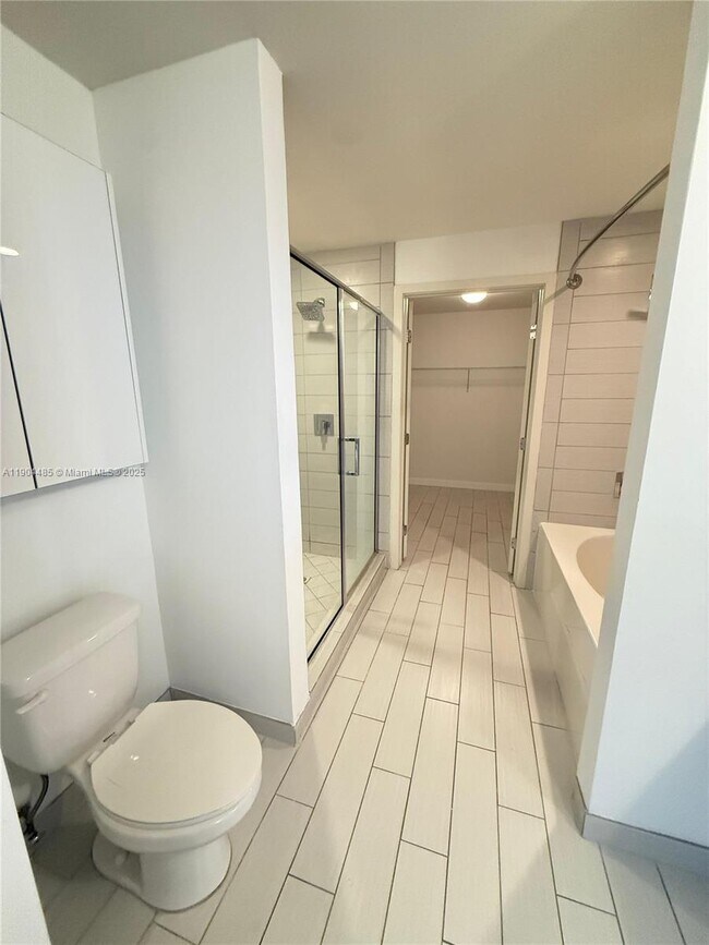 Building Photo - 999 SW 1st Ave