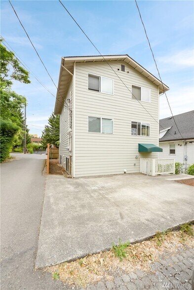 Building Photo - 1015 E Jefferson St