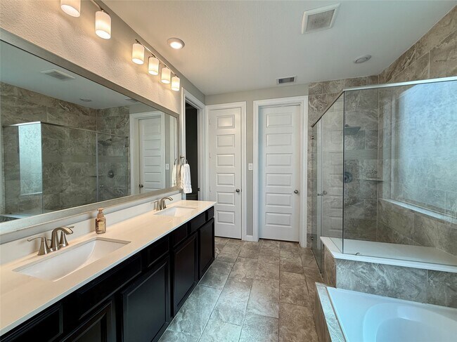 Building Photo - 3707 Parkcrest Ct