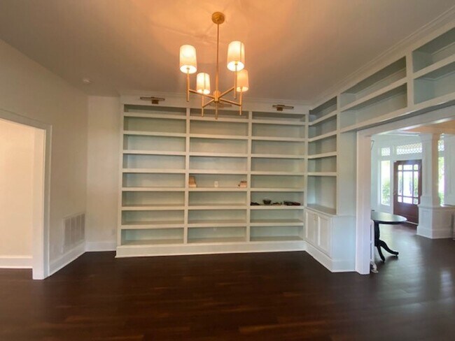 Building Photo - Georgous 5 bedroom 2.5 bath home in Downto...