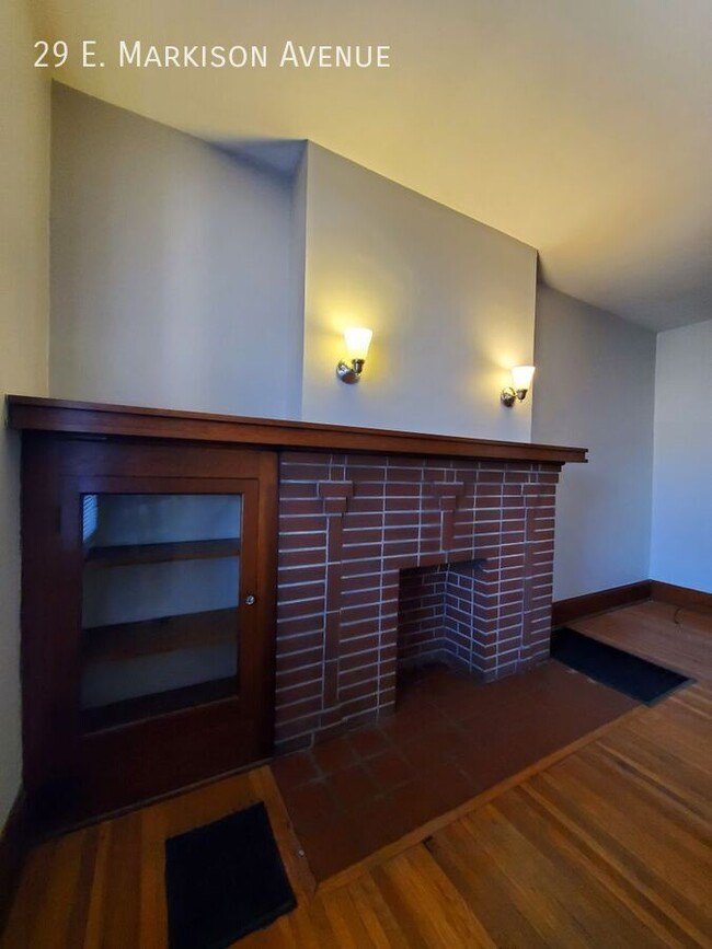 Building Photo - Spacious Townhome with Original Features A...