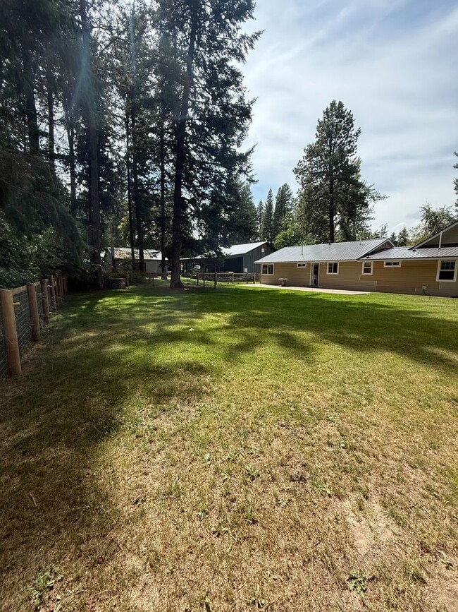 Building Photo - 1533 3rd Ave W