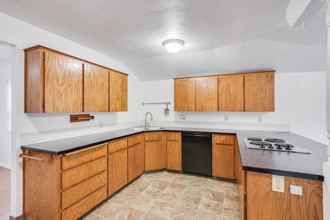 Building Photo - ? Beautifully Remodeled Home Near Brentwood Park – A Must See! ?