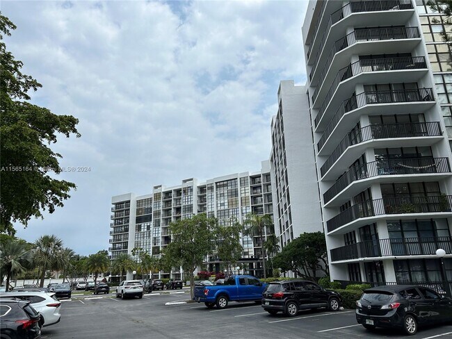 Building Photo - 1000 Parkview Dr