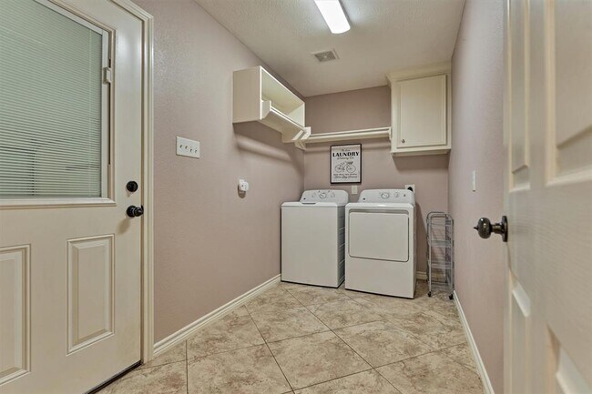 Building Photo - 10657 Royal Cavins Dr