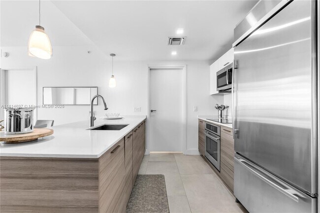 Building Photo - 1300 Brickell Bay Dr