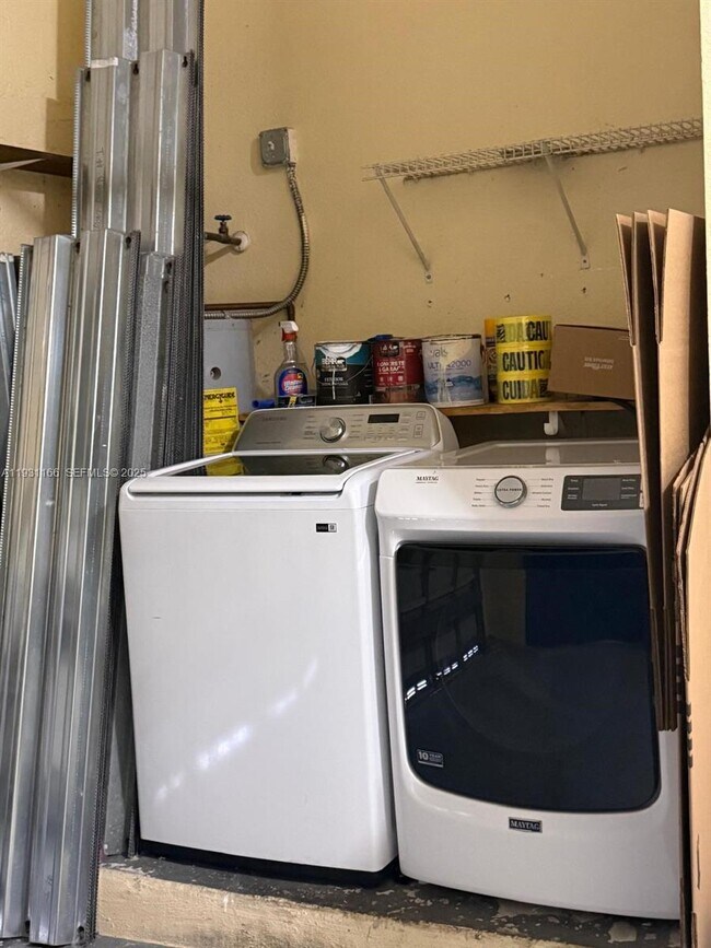 Building Photo - 2221 NE 37th Terrace