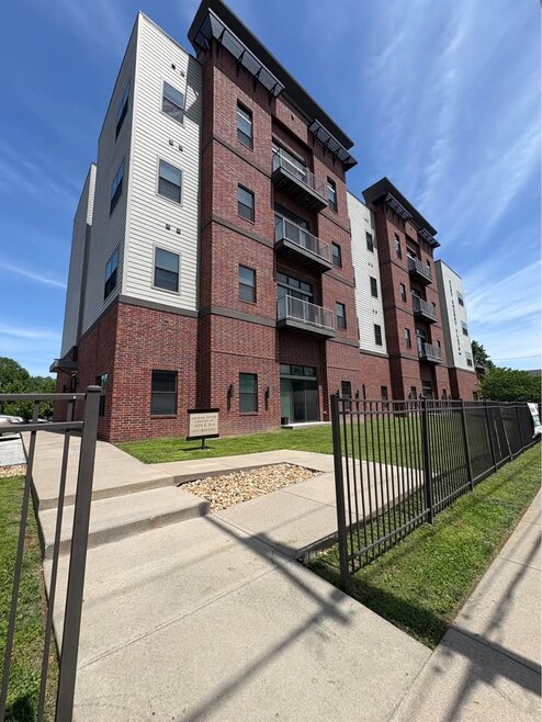 Building Photo - 1243 E Cherry St