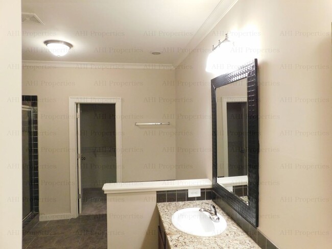 Building Photo - 4675 Cotswold Ln