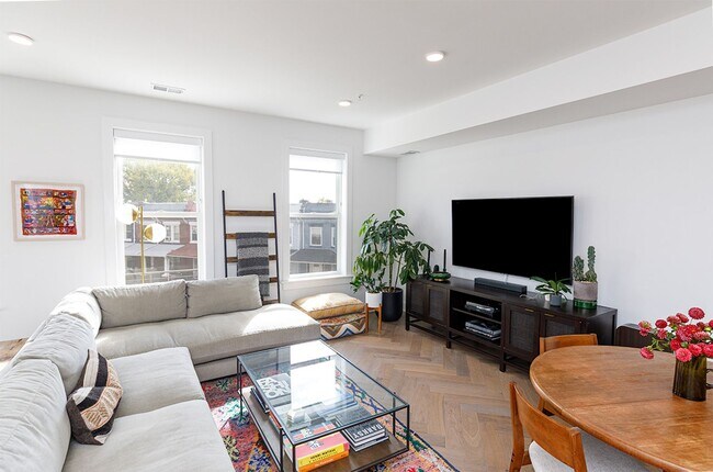Building Photo - Newer Three Bed-Three Bath Townhouse Condo...