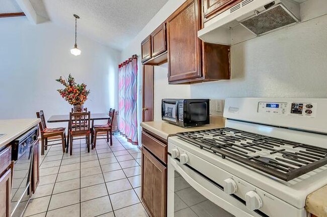 Building Photo - 4886 Maureen Cir