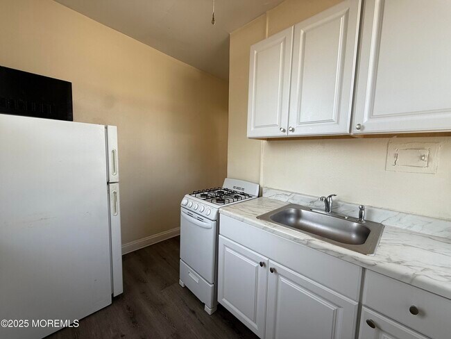 Building Photo - 37 2nd Ave