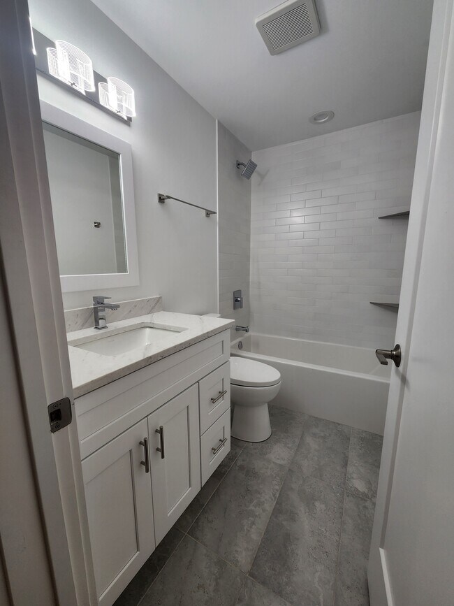 Building Photo - 915 Shorewood