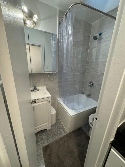 Building Photo - 241 E 31st St