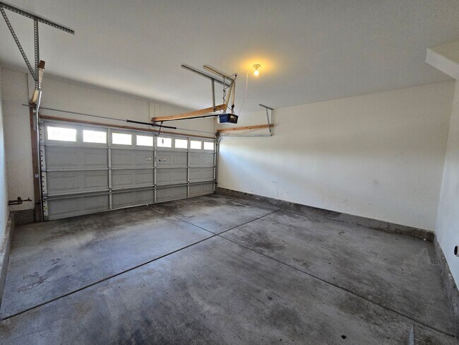 Building Photo - A Fabulous 3 Bedroom Townhouse close to NA...