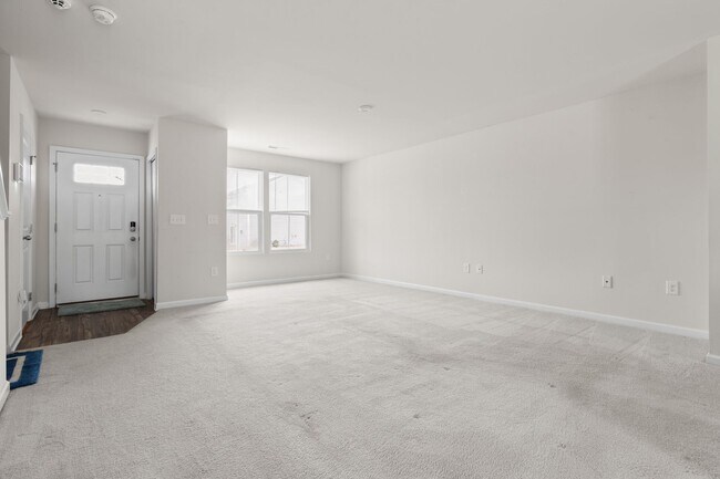 Building Photo - 4 Bed, 2.5 Bath, 2 Car Garage Near Everyth...