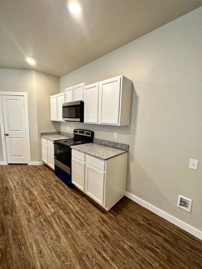 Building Photo - Indulge in Luxury: Upscale 3-Bedroom Duplex for Rent in Coveted Harvest Neighborhood