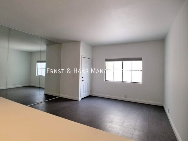 Building Photo - 730 W 4th St