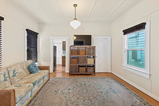 Building Photo - 1 Bedroom 1 Bathroom partially Furnsihed Home available for a 1 year Lease!