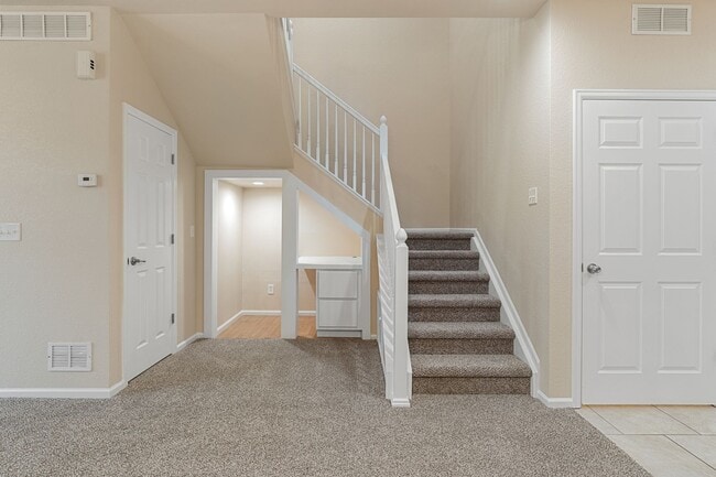 Building Photo - Evolve Real Estate: Beautiful 3 Bed / 2.5 ...