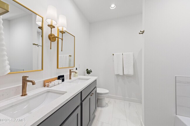 Building Photo - 206 Steiner Oaks