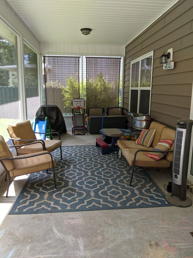 Building Photo - Available August 15th!!! $2200 a month!!!