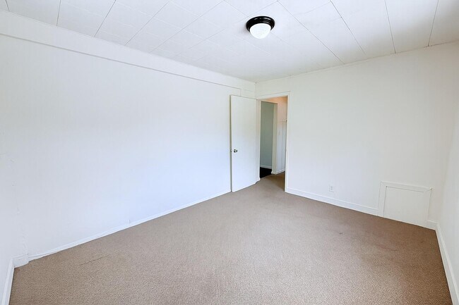 Building Photo - 605 33rd St